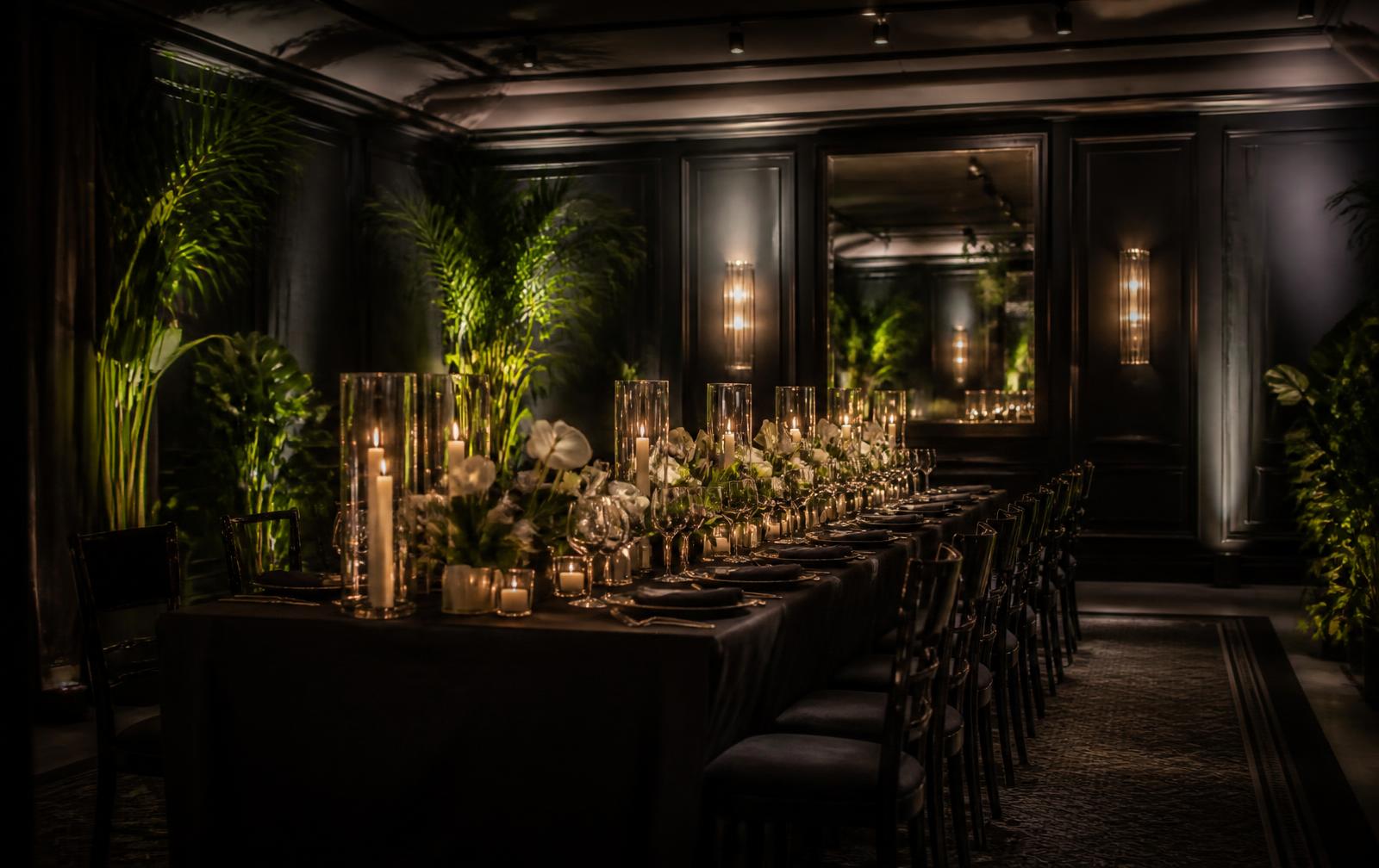 Salón privado del hotel Click Clack Medellín montado para una cena de empresa